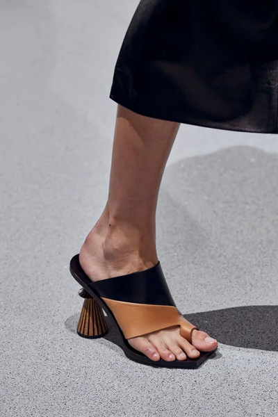 Look 180